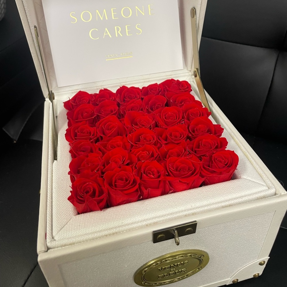 Only 2 weeks old Venus fleur red roses. Make offer